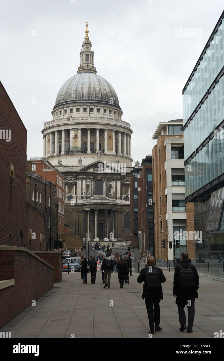 London - footpath to St Paul's Cathedral Stock Photo - Alamy