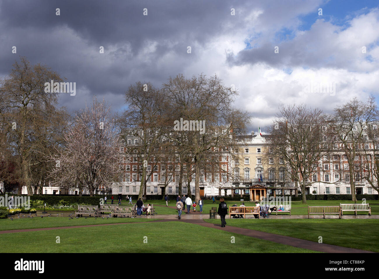 London - The Grosvenor Square in Mayfair Stock Photo