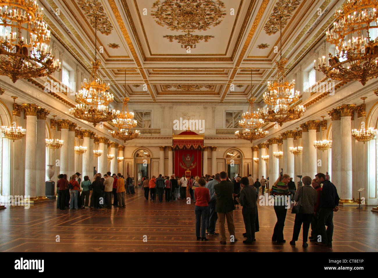Эрмитаж посетителей в год. Библиотека в эрмитаже. hermitage сток. эрмитаж посетители иностранцы. библиотека в эрмитаже фото.