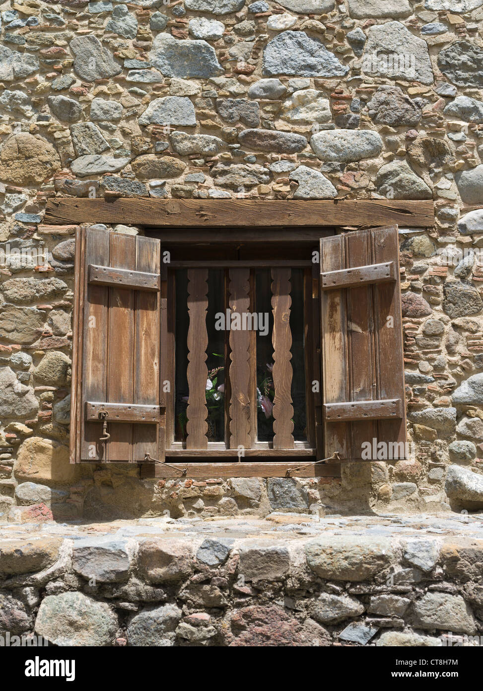 dh  KAKOPETRIA CYPRUS Old Troodos mountain village house window shutters Stock Photo