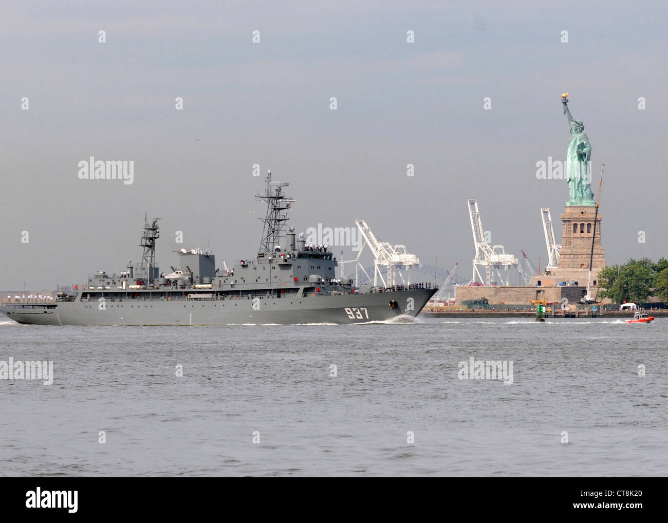 The Algerian navy ship Soummam (937) sails past the Statue of Liberty in New York Harbor, marking the first time an Algerian navy ship has visited the United States. During their visit, the Algerian crew will tour the city and conduct office calls with city and government officials. The Soummam transited the Atlantic from Algeria as part of a training mission for Algerian naval academy students. Stock Photo