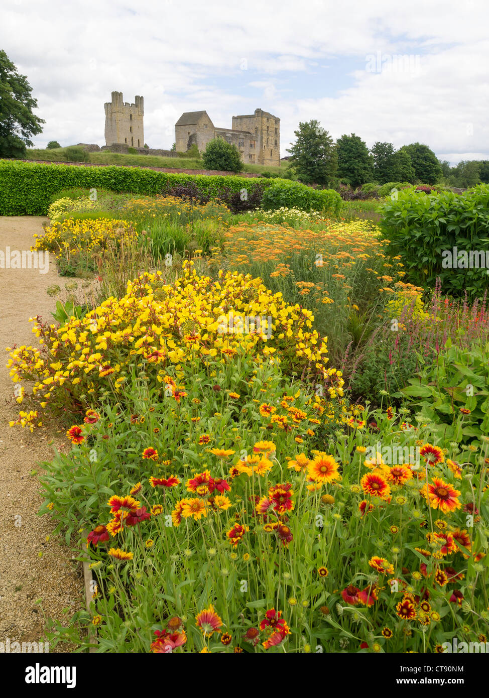 helmsley-walled-garden-helmsley-castle-hi-res-stock-photography-and