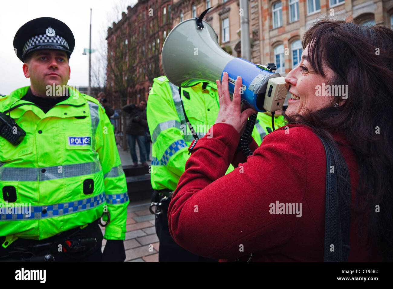 Uk policeman facing hi-res stock photography and images - Alamy