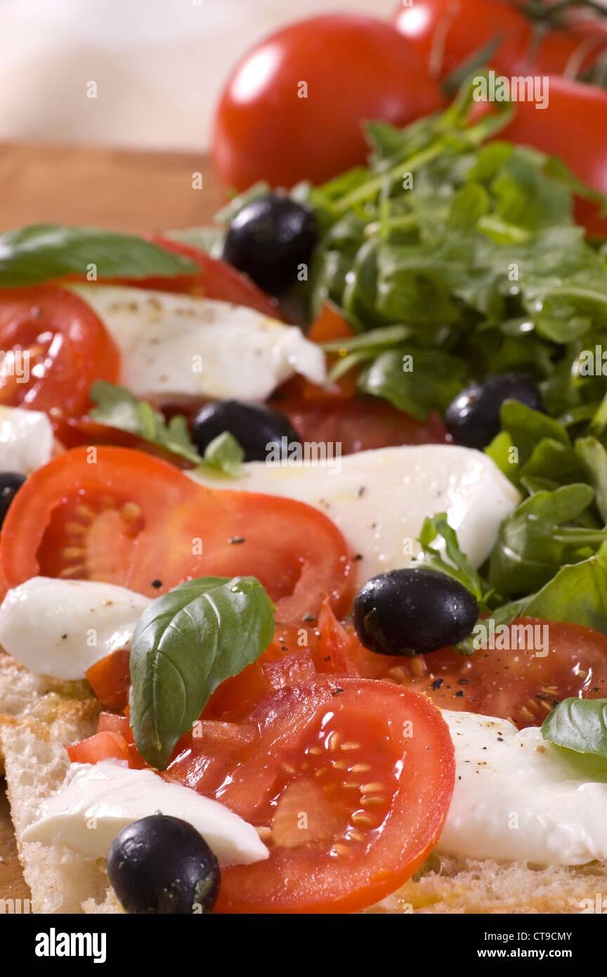 Black olives and rocket hi-res stock photography and images - Alamy