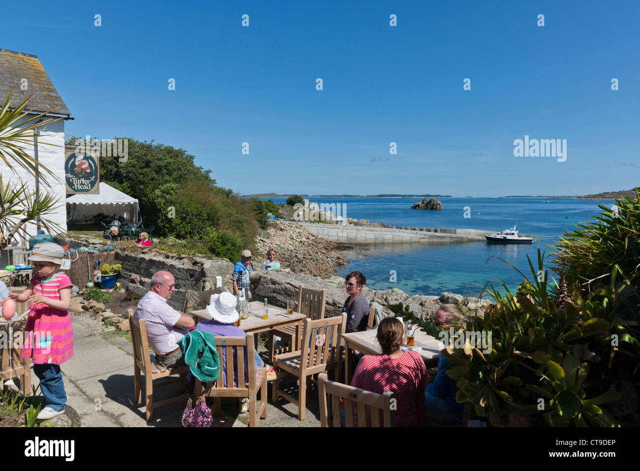 The Turks Head Pub in a picturesque coastal setting on St Agnes. The isles of Scilly. Stock Photo