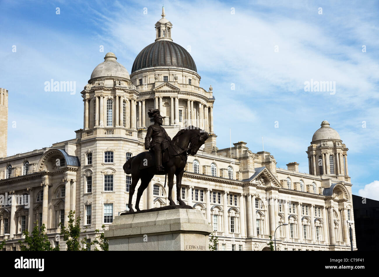 Bronze statue of King Edward 7th and the Port of Liverpool Building, Liverpool, Merseyside, England Stock Photo