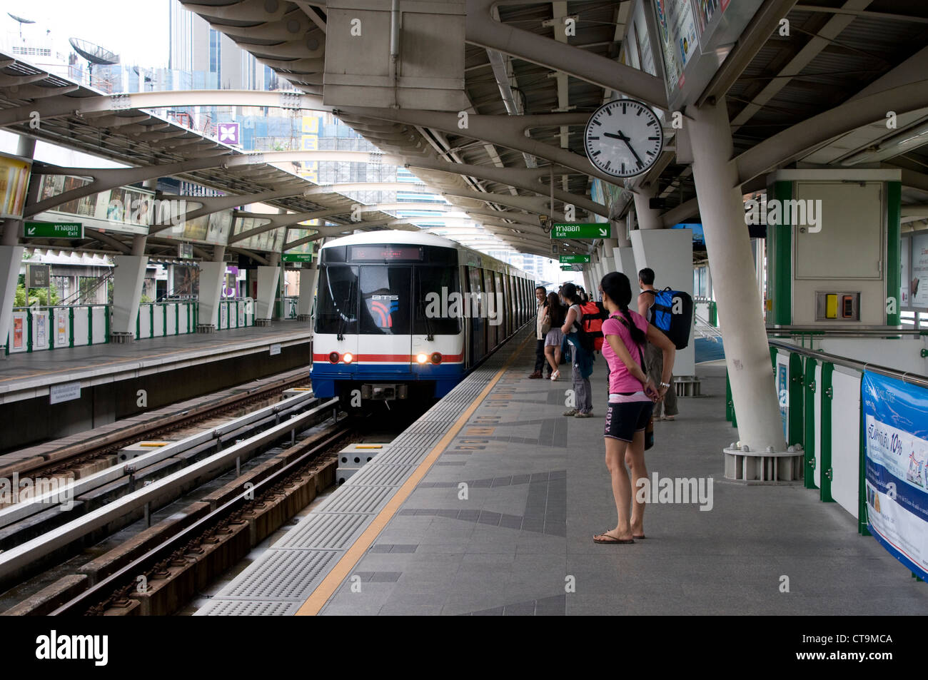 A sky train at one of the aboveground Nana rail stations in Bangkok, Thailand Stock Photo