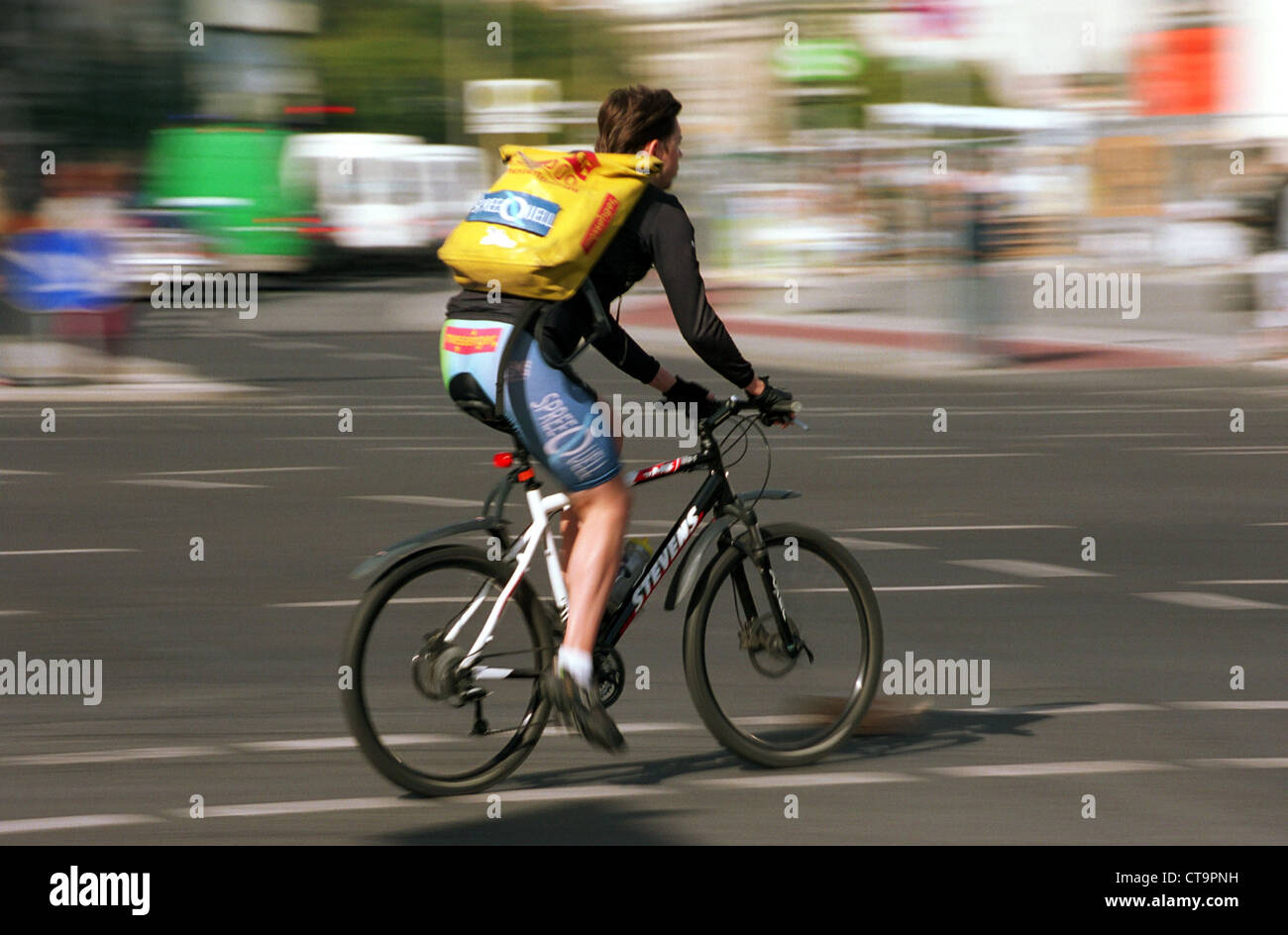 Bike messenger in the city traffic Stock Photo Alamy