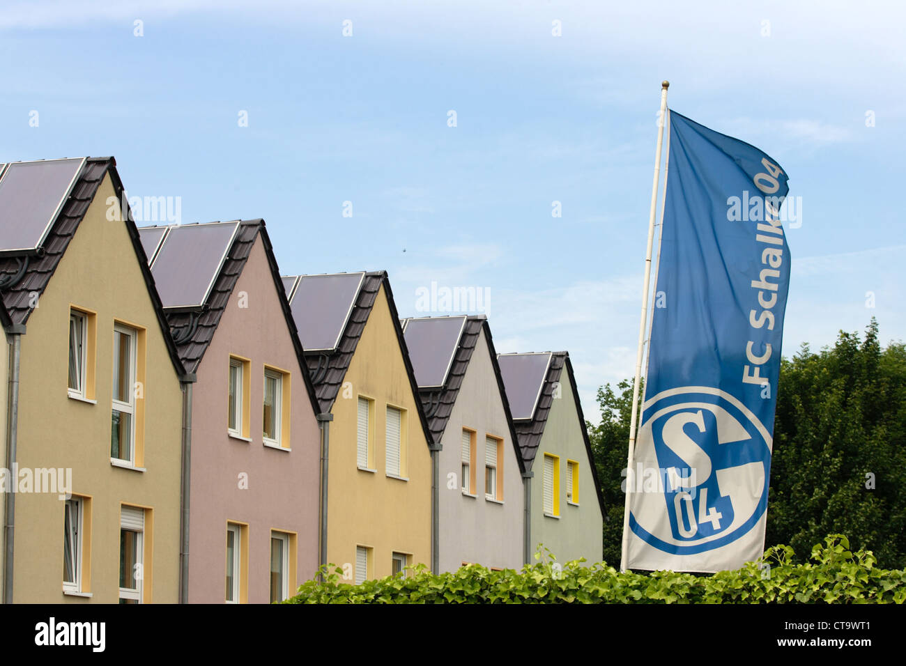 Schalke 04 flag in the Solar Settlement Gelsenkirchen-Bismarck Stock Photo