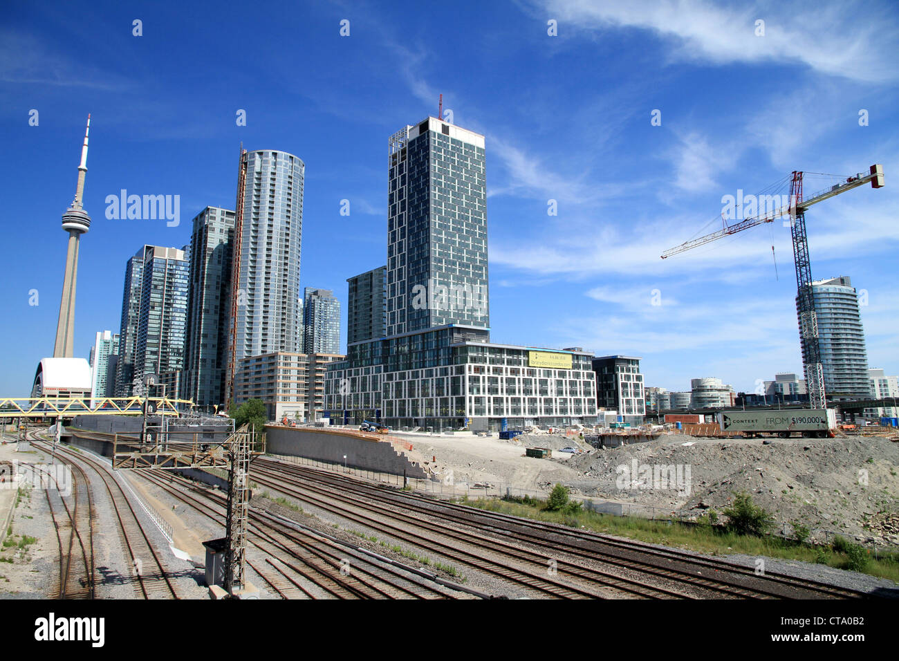 Downtown toronto crane hi-res stock photography and images - Alamy