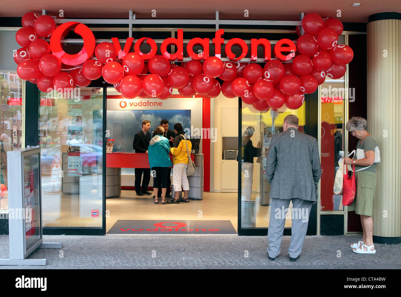 Berlin, Neueroeffnung a Vodafone Stores Stock Photo Alamy