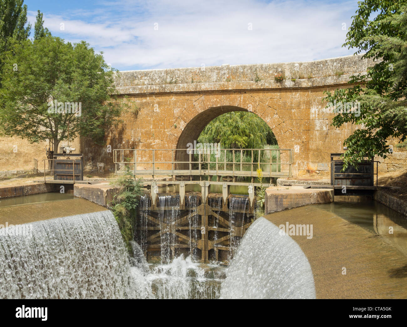 Lock gates on Canal de Castilla at Calahorra de Ribas, Palencia