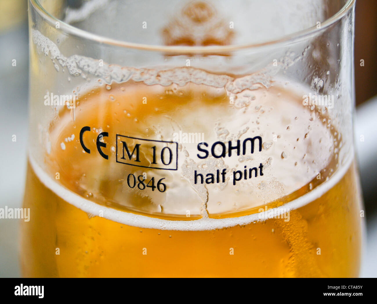 https://c8.alamy.com/comp/CTA85Y/a-half-pint-printed-glass-of-alhambra-especial-spanish-pale-lager-CTA85Y.jpg