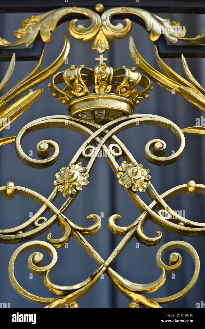 Palace railings hi-res stock photography and images - Alamy