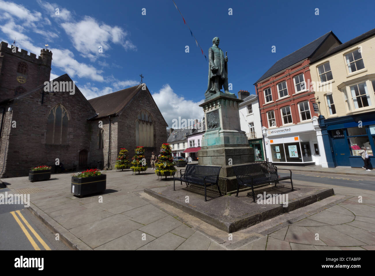 Statue of the Duke of Wellington in front of St Mary's Church, Brecon Stock Photo