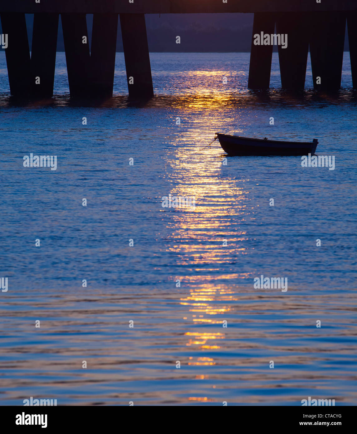 Water reflection boat hi-res stock photography and images - Alamy