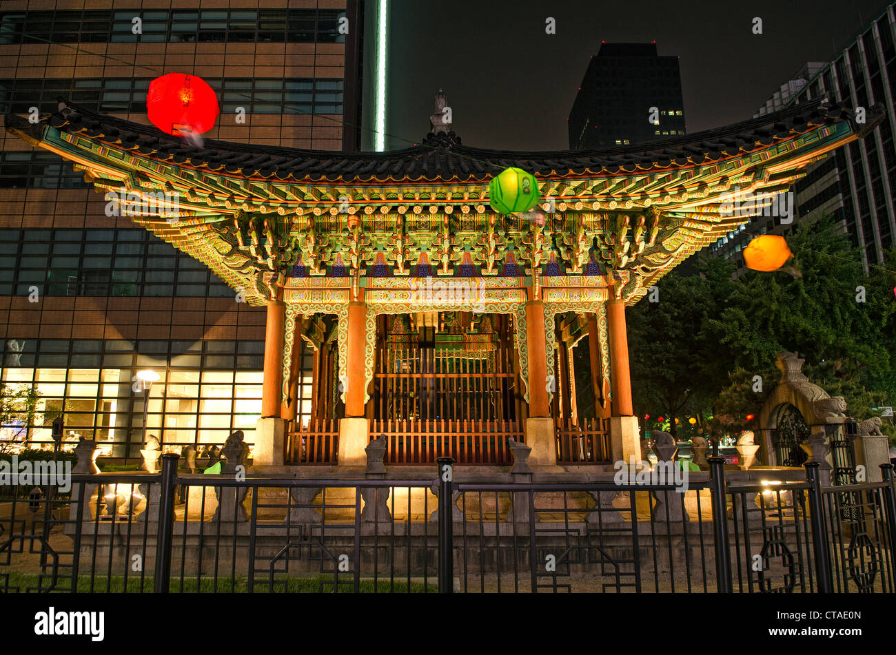 temple in central seoul south korea at night Stock Photo