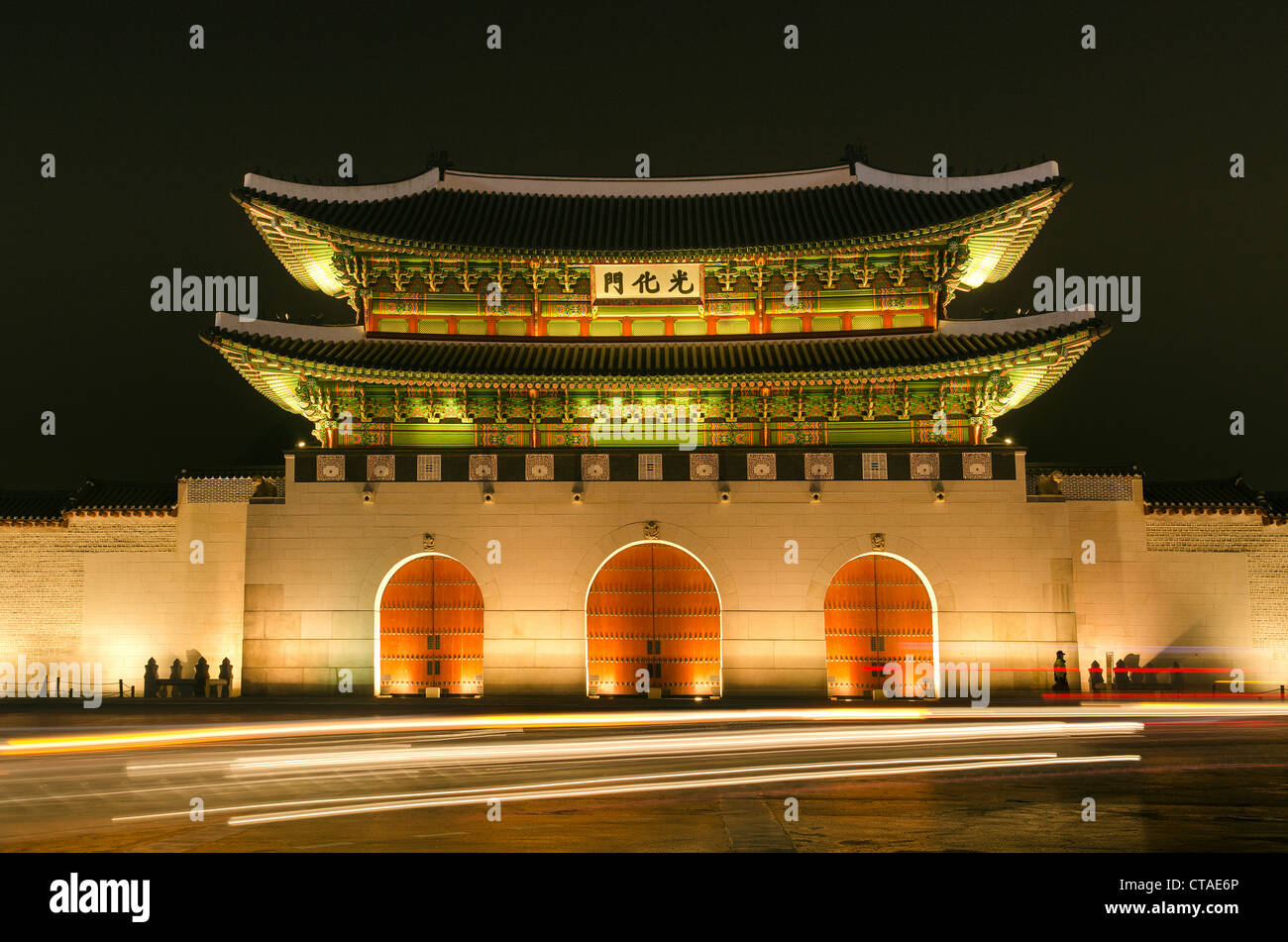 Gwanghwamun gate of Gyeongbokgung palace in seoul south korea at night Stock Photo