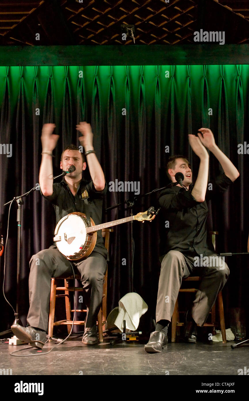 traditional irish band group clapping singing Stock Photo