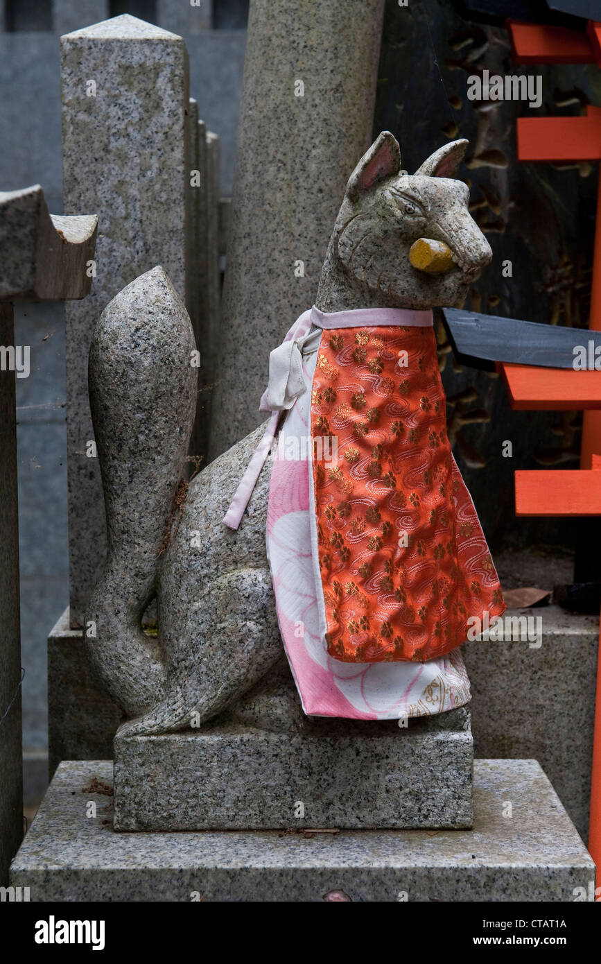 A statue of a kitsune (fox spirit) at the shrine of Fushimi Inari-taisha,  Kyoto, Japan. They are the kami (gods) of rice, fertility and agriculture  Stock Photo - Alamy