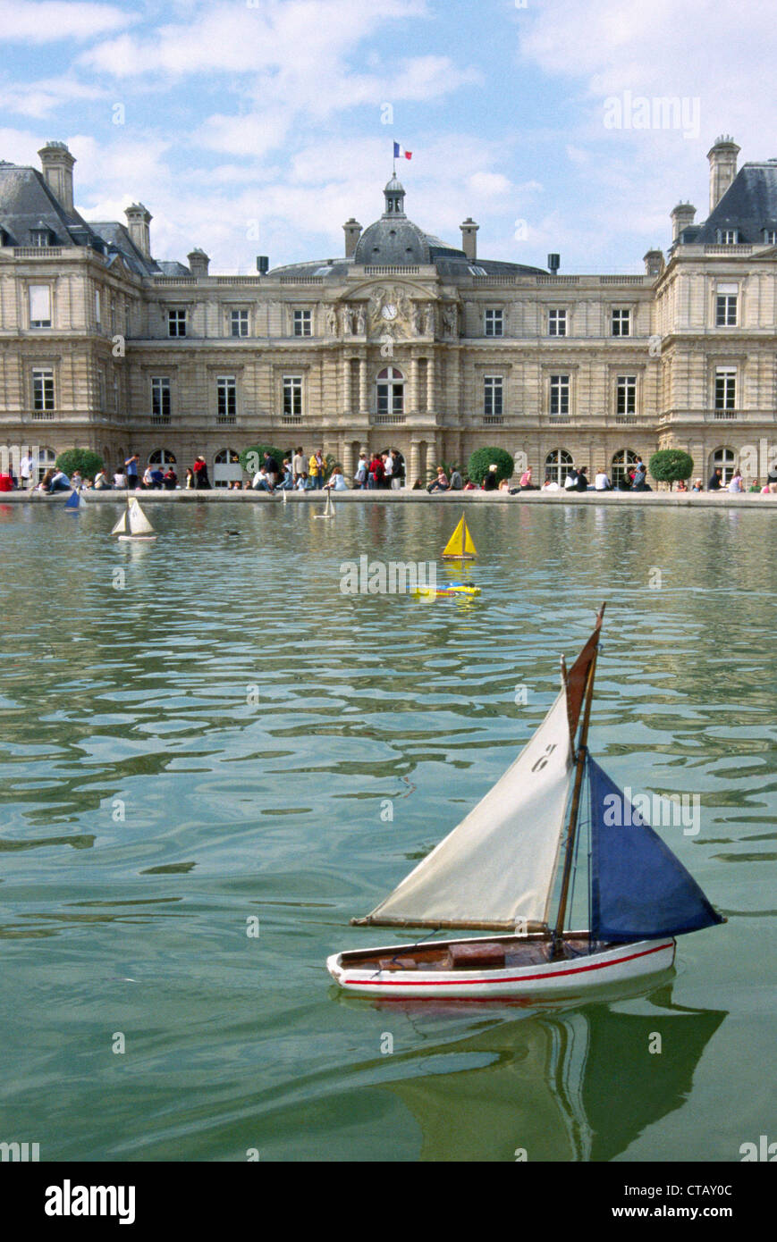 jardin du luxembourg sailboats