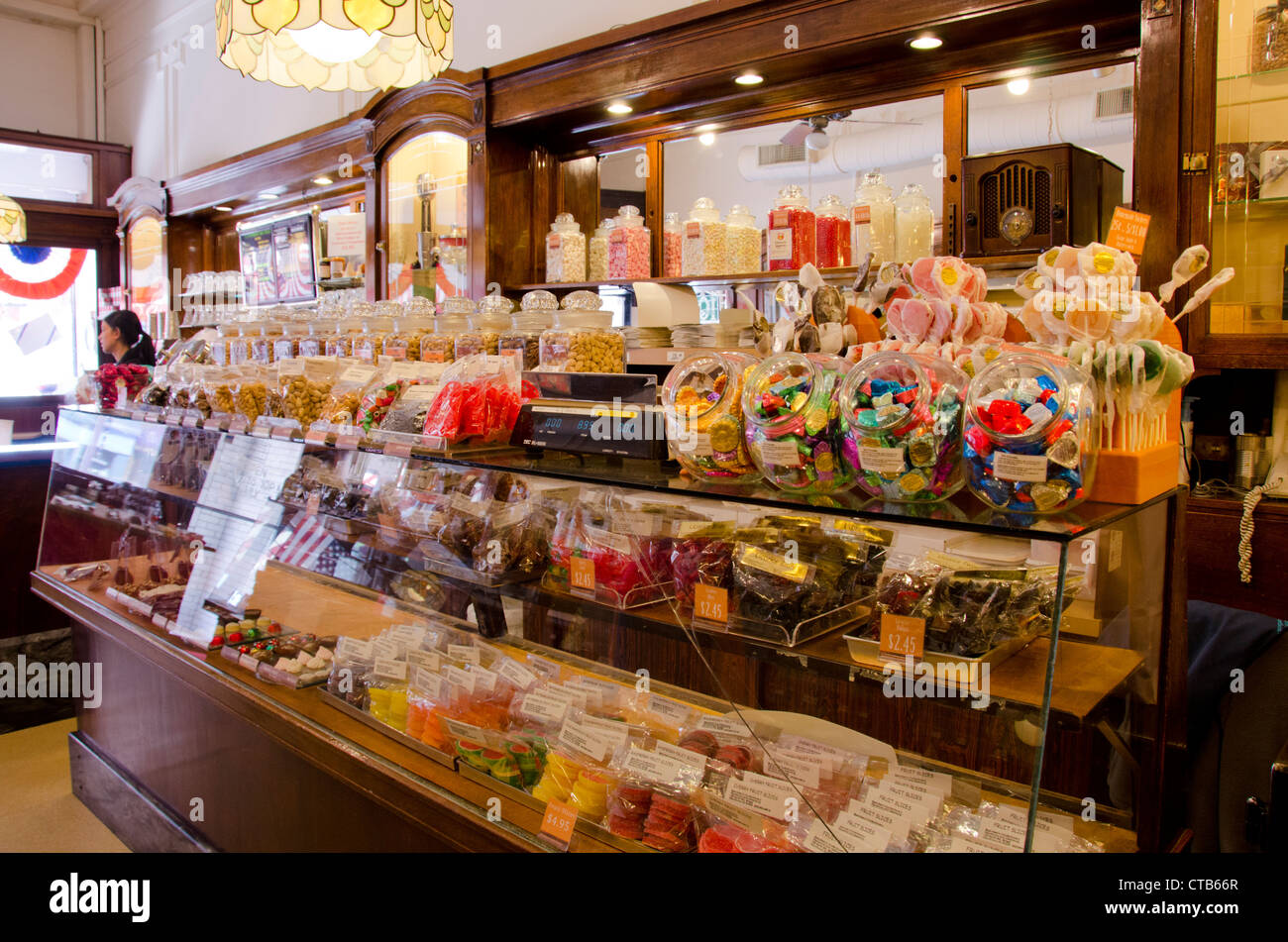 https://c8.alamy.com/comp/CTB66R/wisconsin-manitowoc-downtown-8th-street-beerntsens-confectionery-historic-CTB66R.jpg