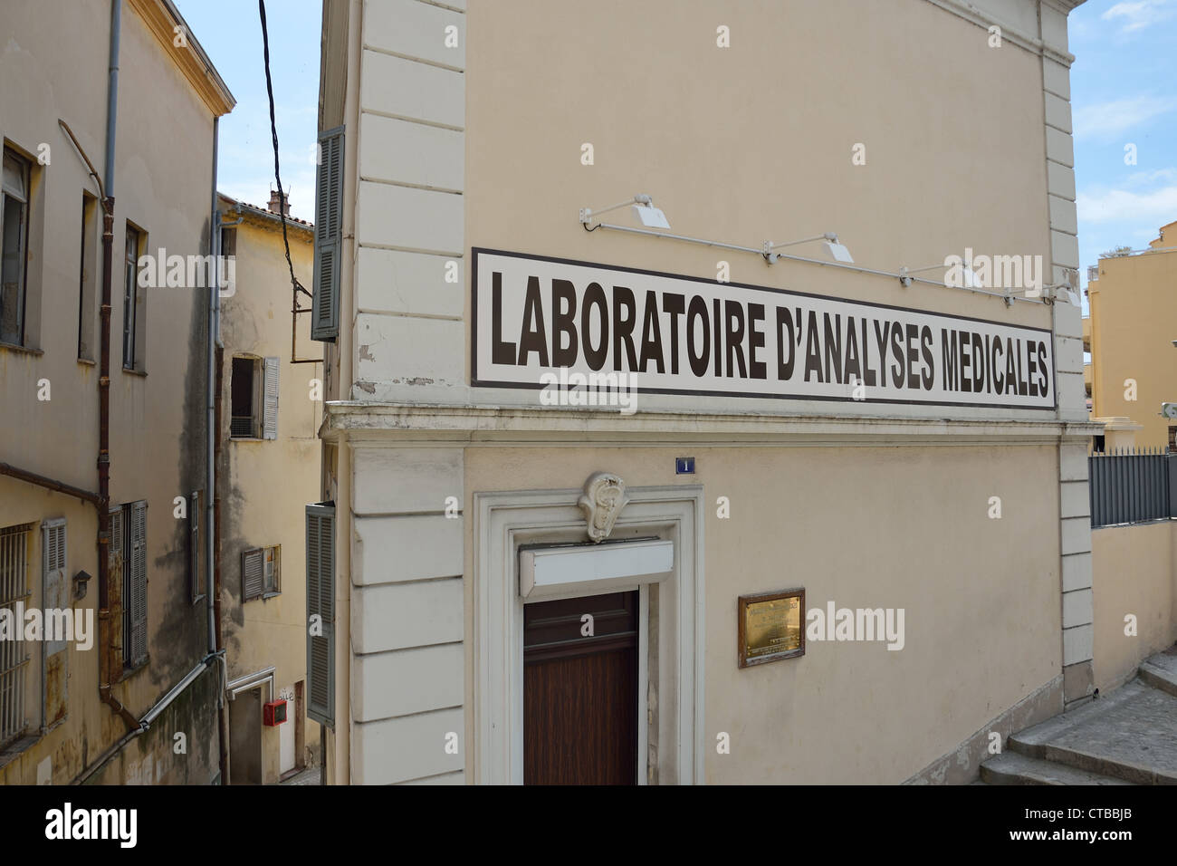 Laboratoire Medicales (medical laboratory), Grasse, Côte d'Azur, Alpes-Maritimes, Provence-Alpes-Côte d'Azur, France Stock Photo