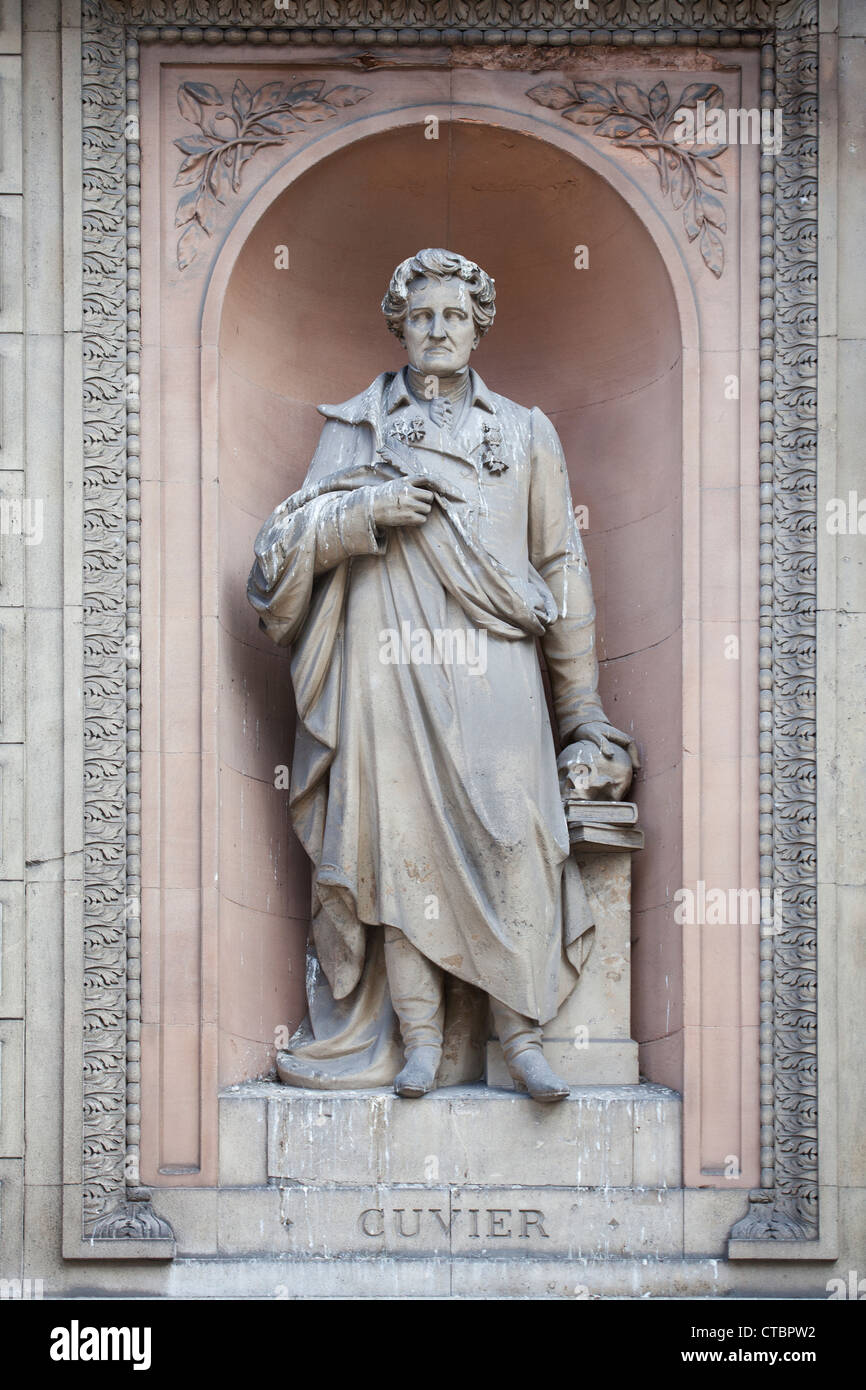 A statue of outside the Royal Academy of Arts, Burlington Gardens, London, UK Stock Photo