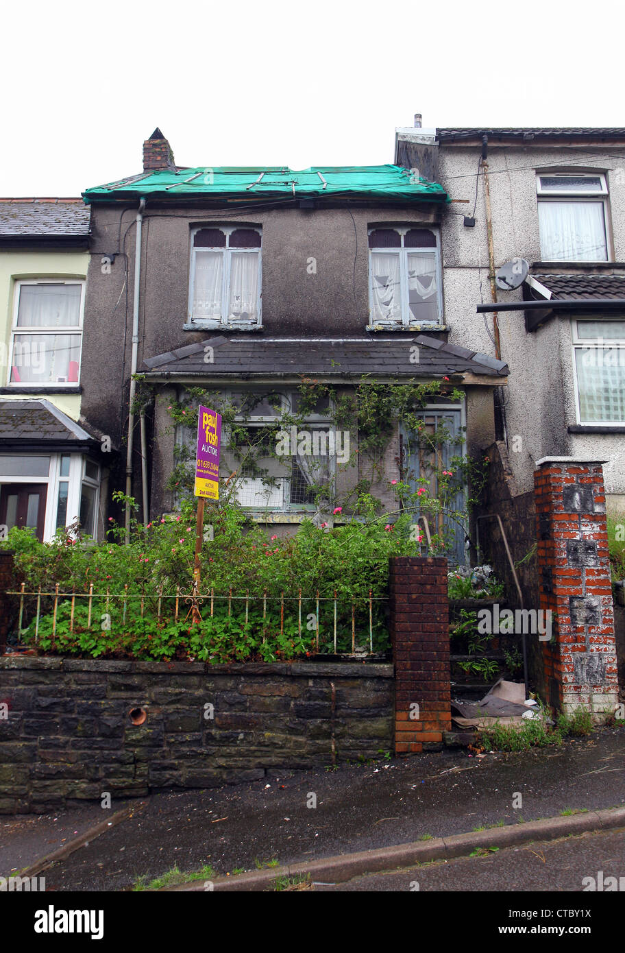 House for sale in Oak Street,Tonypandy,south Wales which has a starting price of only £4000 by auction by John Fosh Estate Agent Stock Photo