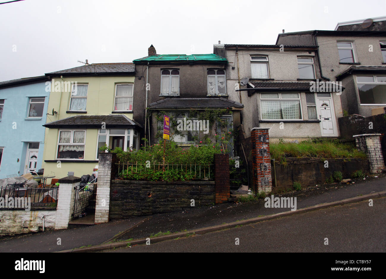 House for sale in Oak Street,Tonypandy,south Wales which has a starting price of only £4000 by auction by John Fosh Estate Agent Stock Photo