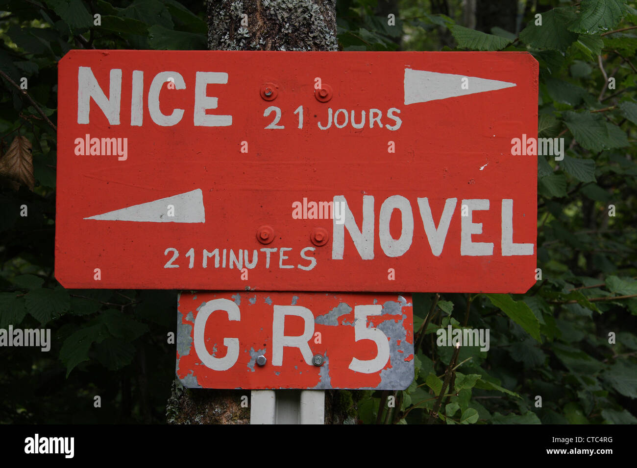 Sign on Gr5 Wegweiser auf dem GR 5 bei Novel Frankreich Stock Photo