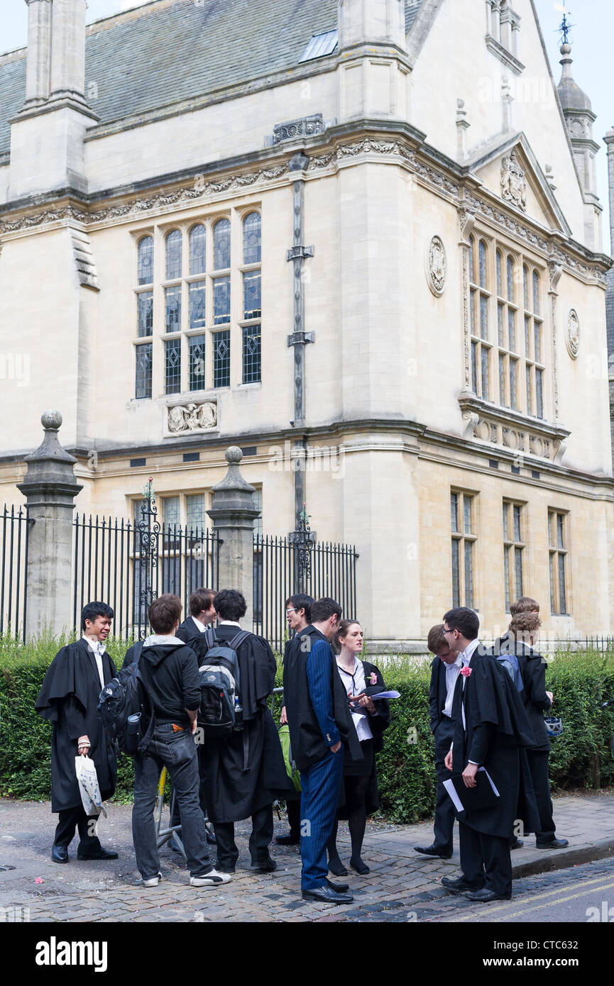 Undergraduates outside the Examinations hall discuss one of their final examins at Oxford university, England. Stock Photo