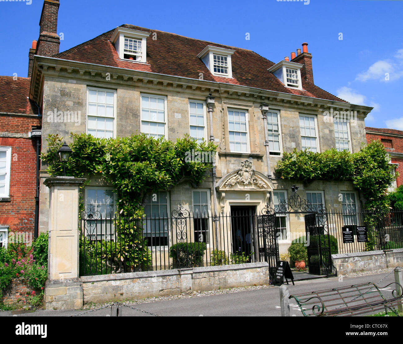 Cathedral close salisbury hires stock photography and images Alamy