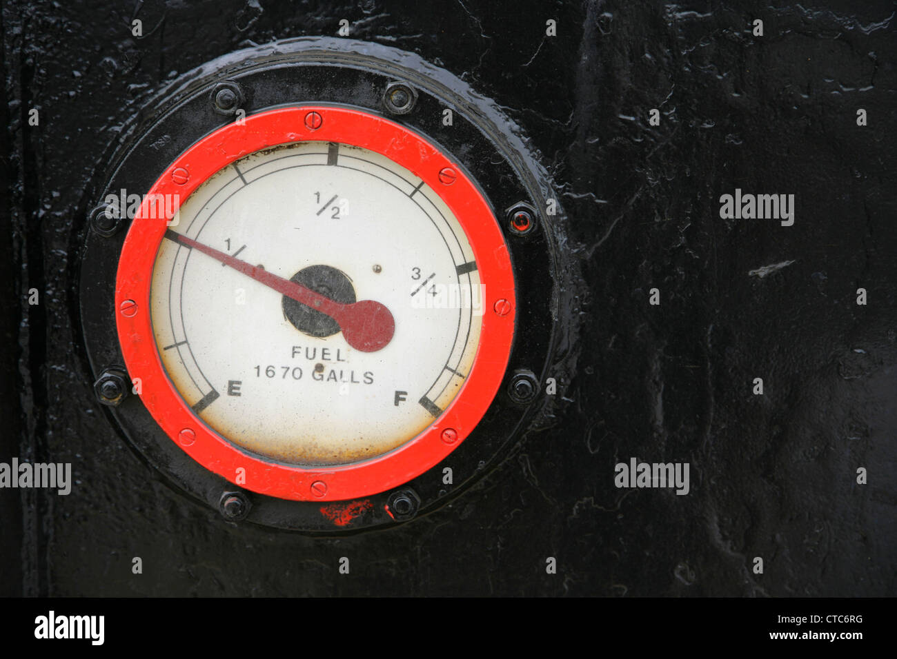 Gauge on quarterfull 1670 gallon diesel fuel tank Stock Photo Alamy
