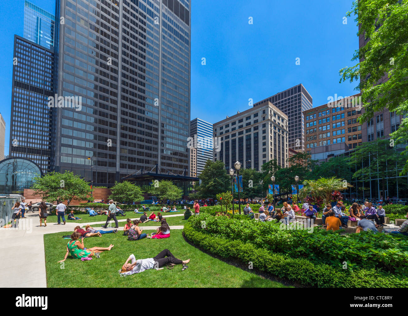 Office workers lunching in front of Jackson Boulevard entrance to Willis Tower (formerly Sears Tower), Chicago, Illinois, USA Stock Photo