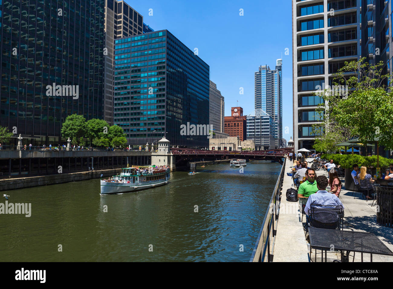 Office workers lunching on restaurant terrace overlooking Chicago River with Monroe Street Bridge behind, Chicago, Illinois, USA Stock Photo