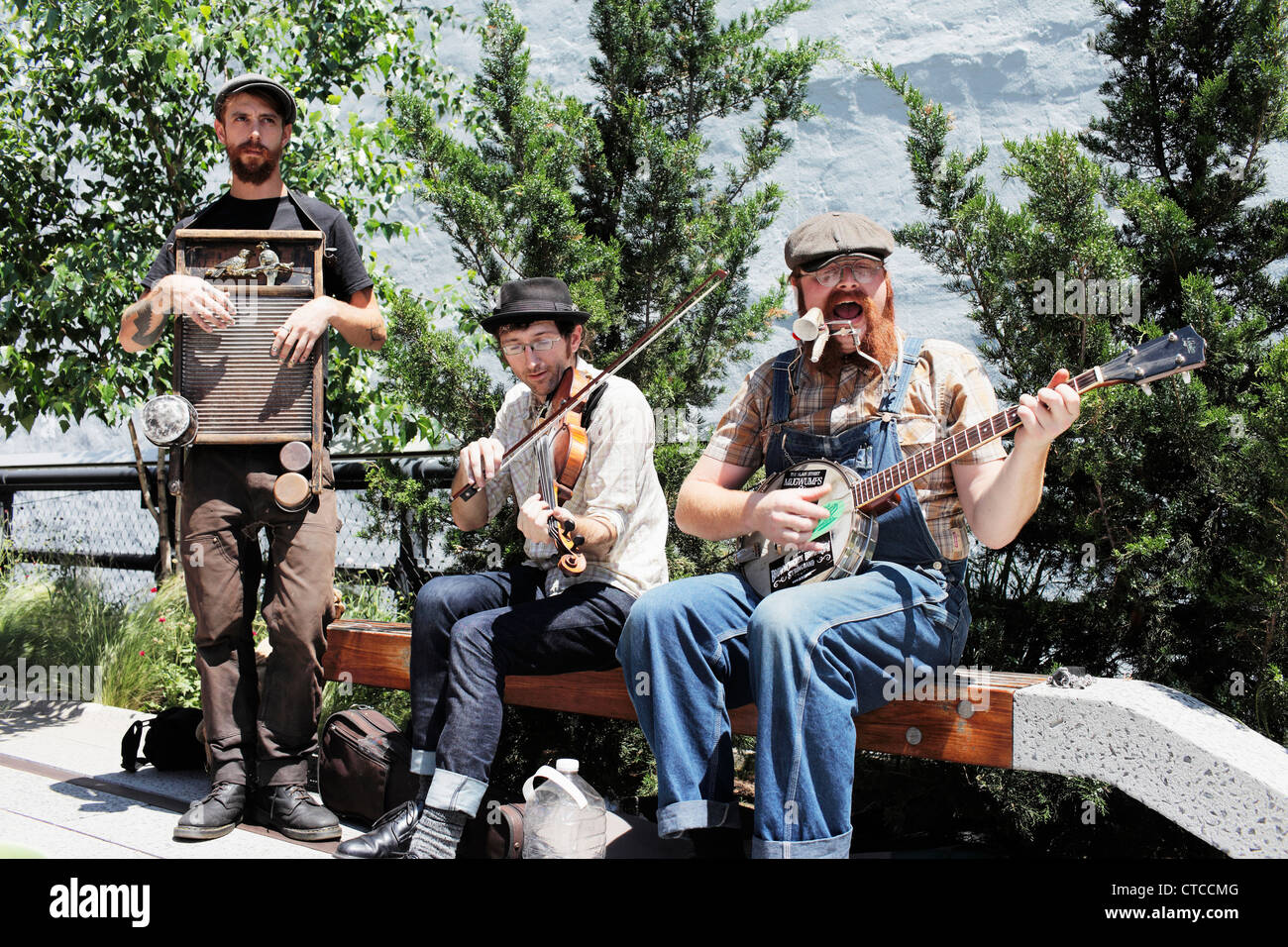 NEW YORK CITY, USA JUNE 15 Street musicians playing in High Line