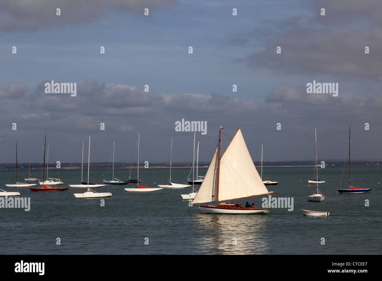 4108. Gaff rigged yacht leaving Cowes, Cowes, Isle of Wight, UK Stock Photo