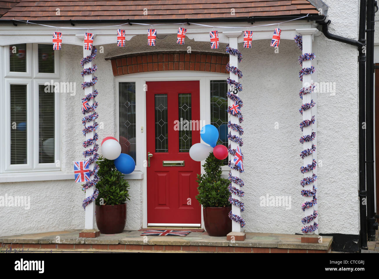 House Decorated With Union Jack Paper Lanterns, Balloons And Tinsel And Union  Jack Door Mat For The Queen's Diamond Jubilee Stock Photo - Alamy