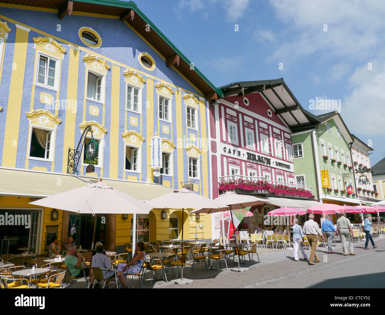 Restaurants and cafes in the village centre of Mondee, a charming town in the Austrian Salzkammergut Lake district, Austria Stock Photo