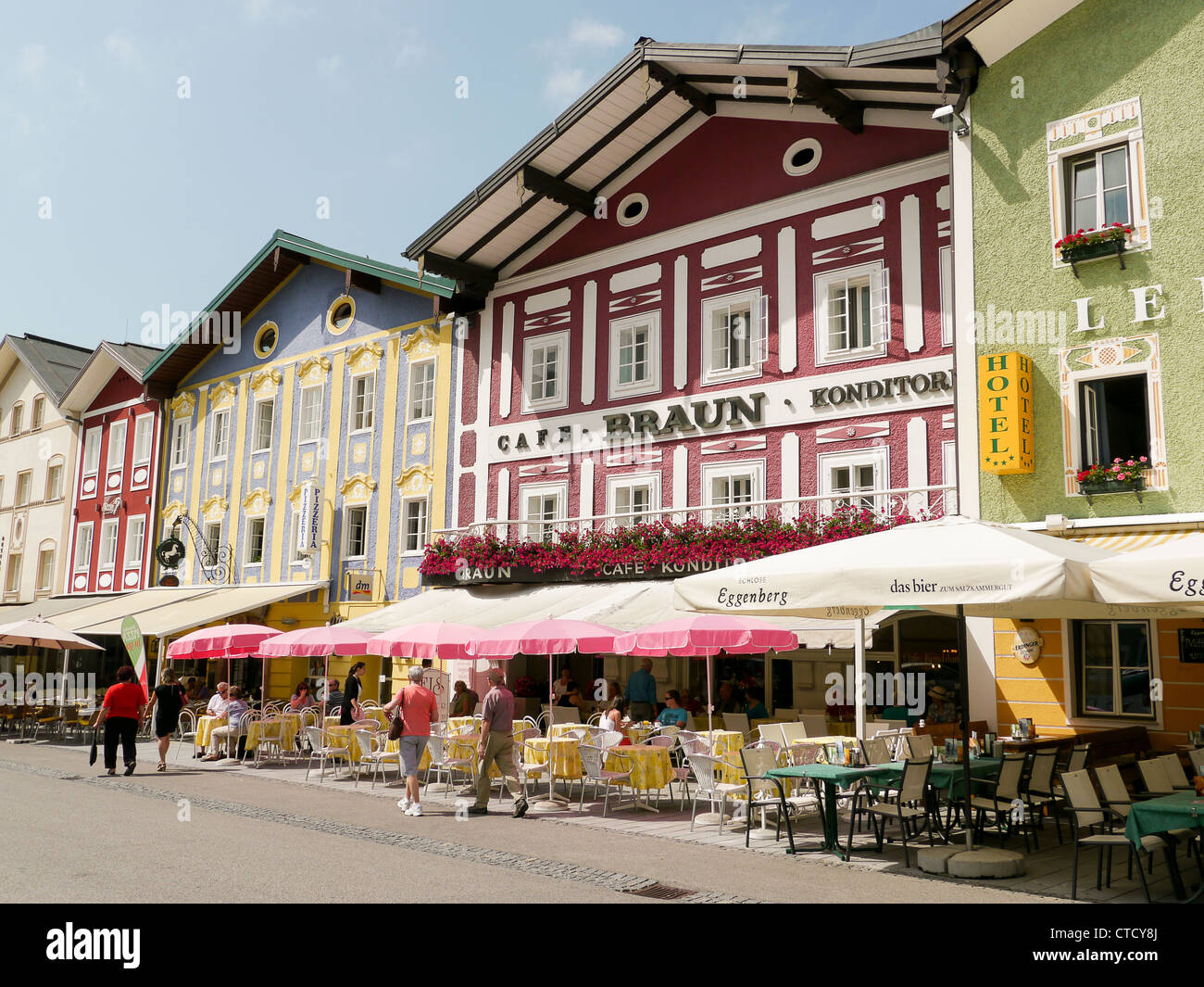 Restaurants and cafes in the village centre of Mondee, a charming town in the Austrian Salzkammergut Lake district, Austria Stock Photo