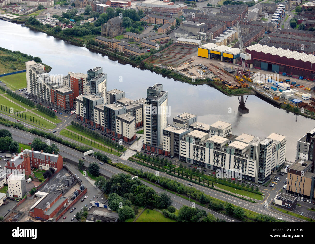 Flats on the river clyde glasgow Stock Photo Alamy