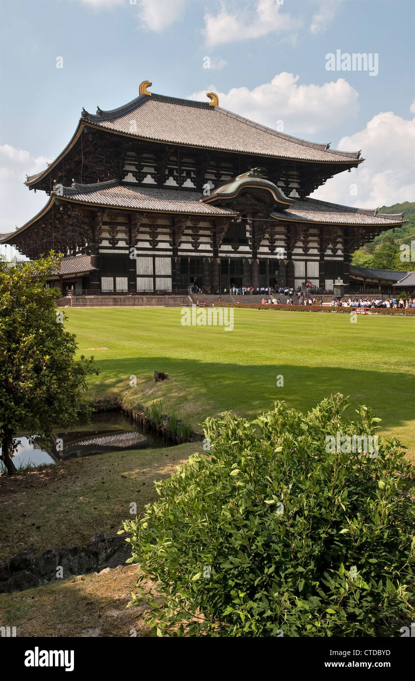The Great Buddha Hall (Daibutsuden) at Todai-ji temple in Nara, Japan, until 1998 the largest wooden building in the world. It was rebuilt in 1709 Stock Photo