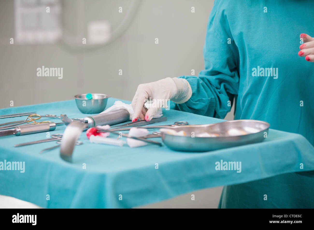 Стерильный перевязочный стол. Накрытие хирургического стола. Хирургический столик для инструментов. Стерильный операционный стол.