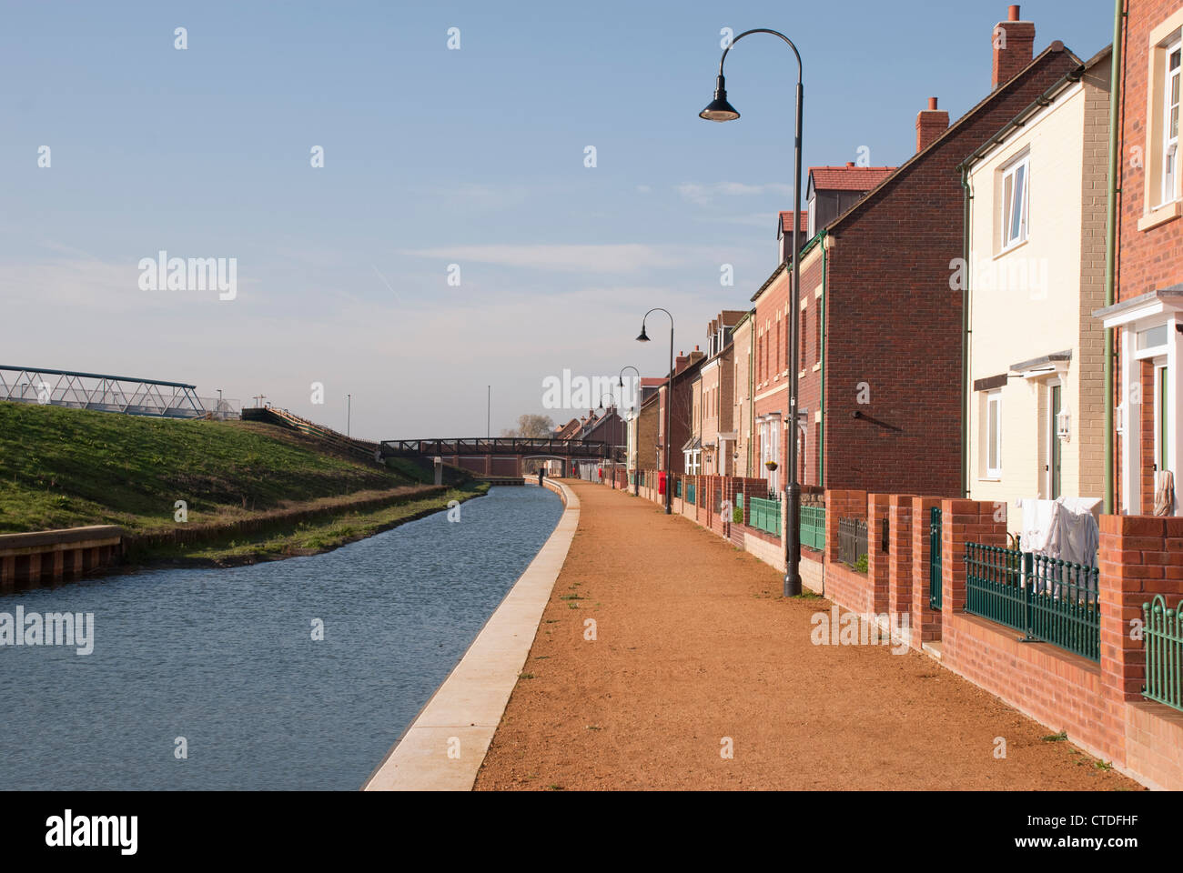 Houses by the canal in Swindon's East Wichel development Stock Photo