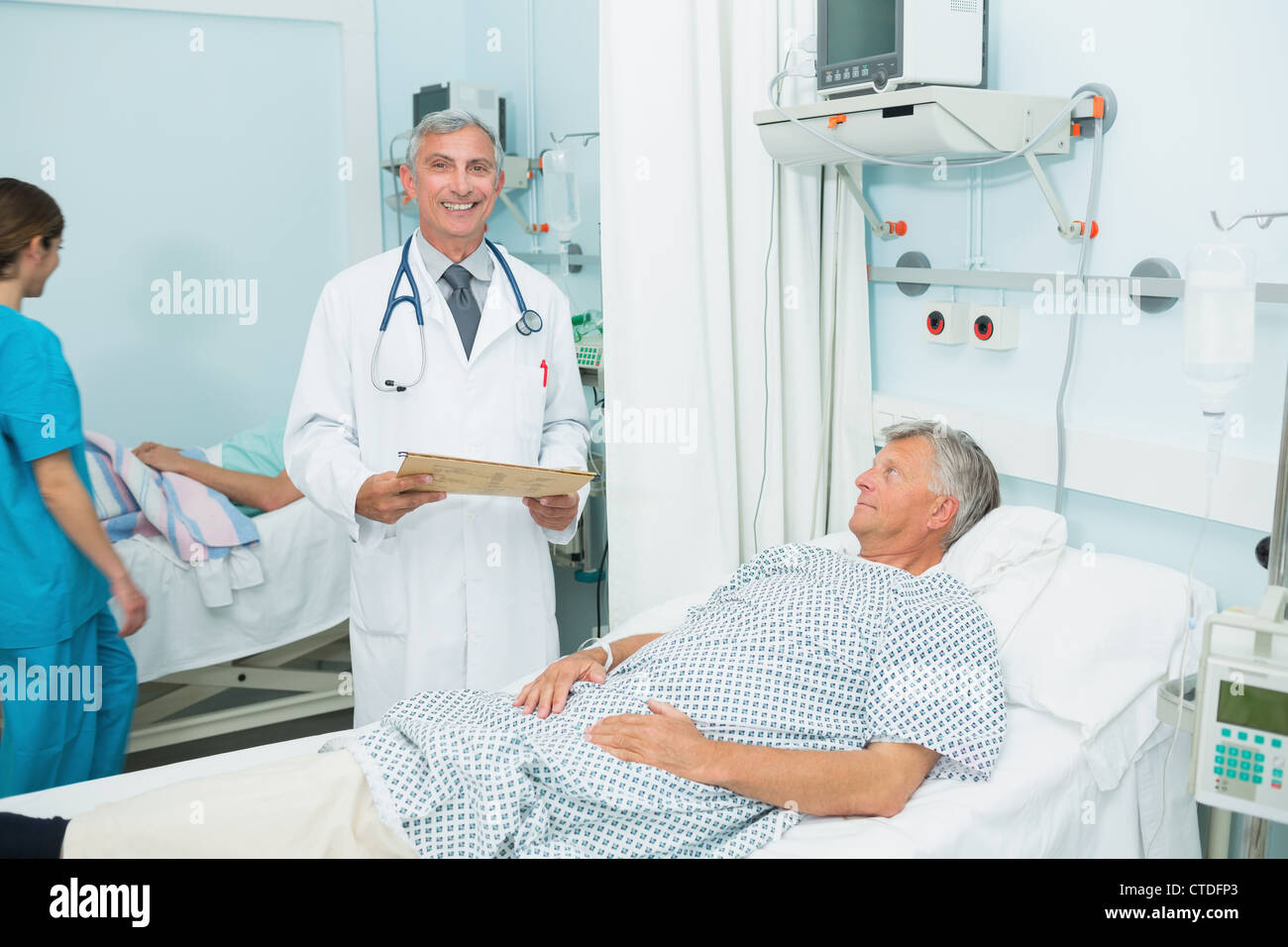 Doctor ward patient hi-res stock photography and images - Alamy