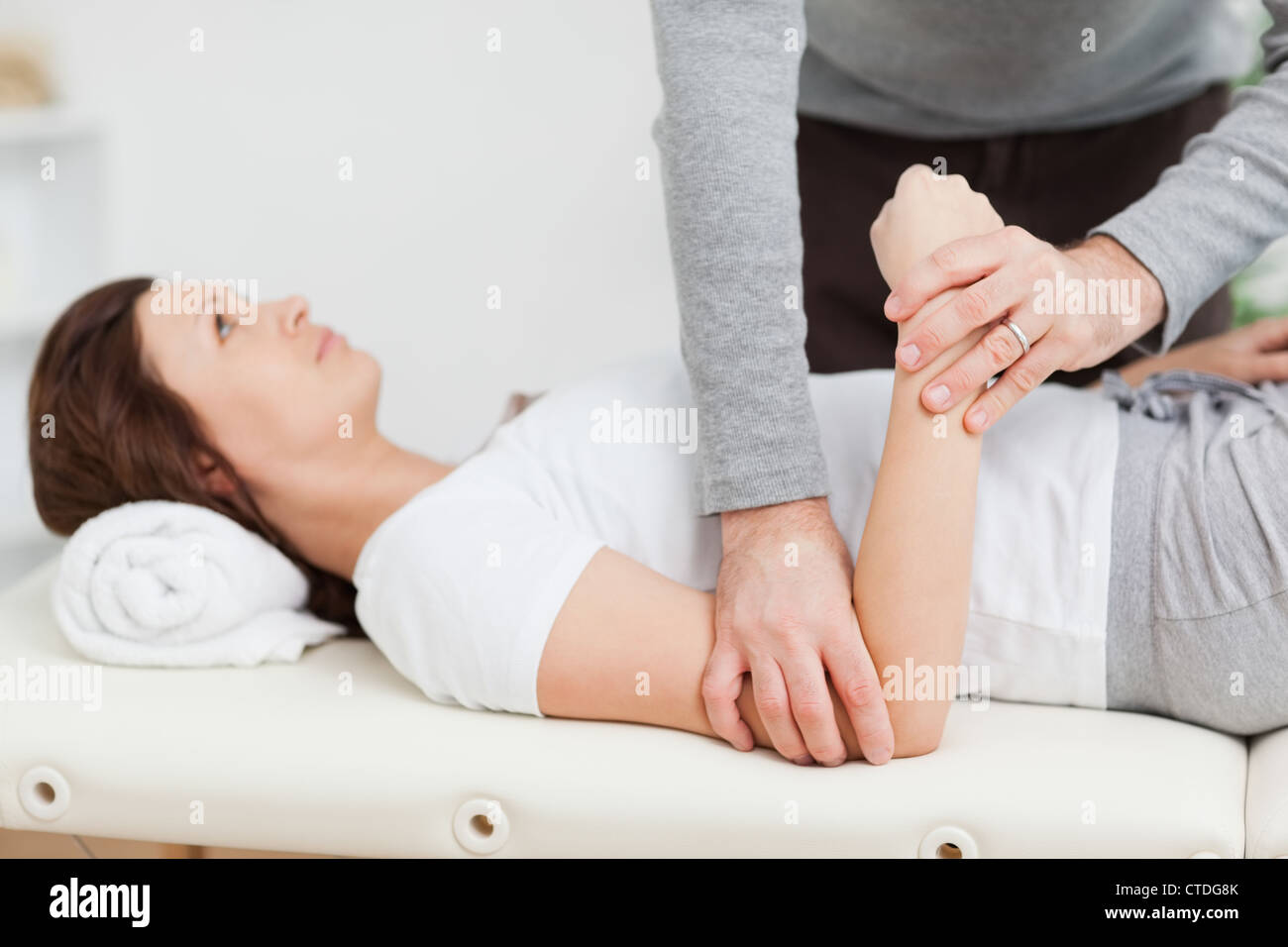 массаж после перелома локтя. массаж при локтевом переломе. лечебный массаж. массаж тендит на локте. массаж верхних конечностей.