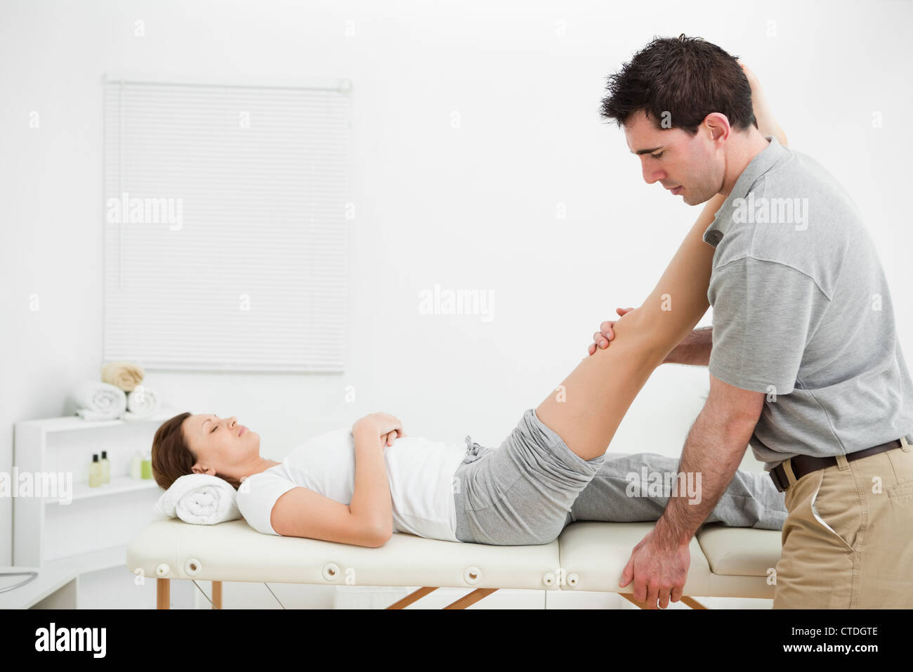 ананда баласана. мужские и женские ноги. растяжка в паре. стойка лотоса в йоге. поза йогического сна.