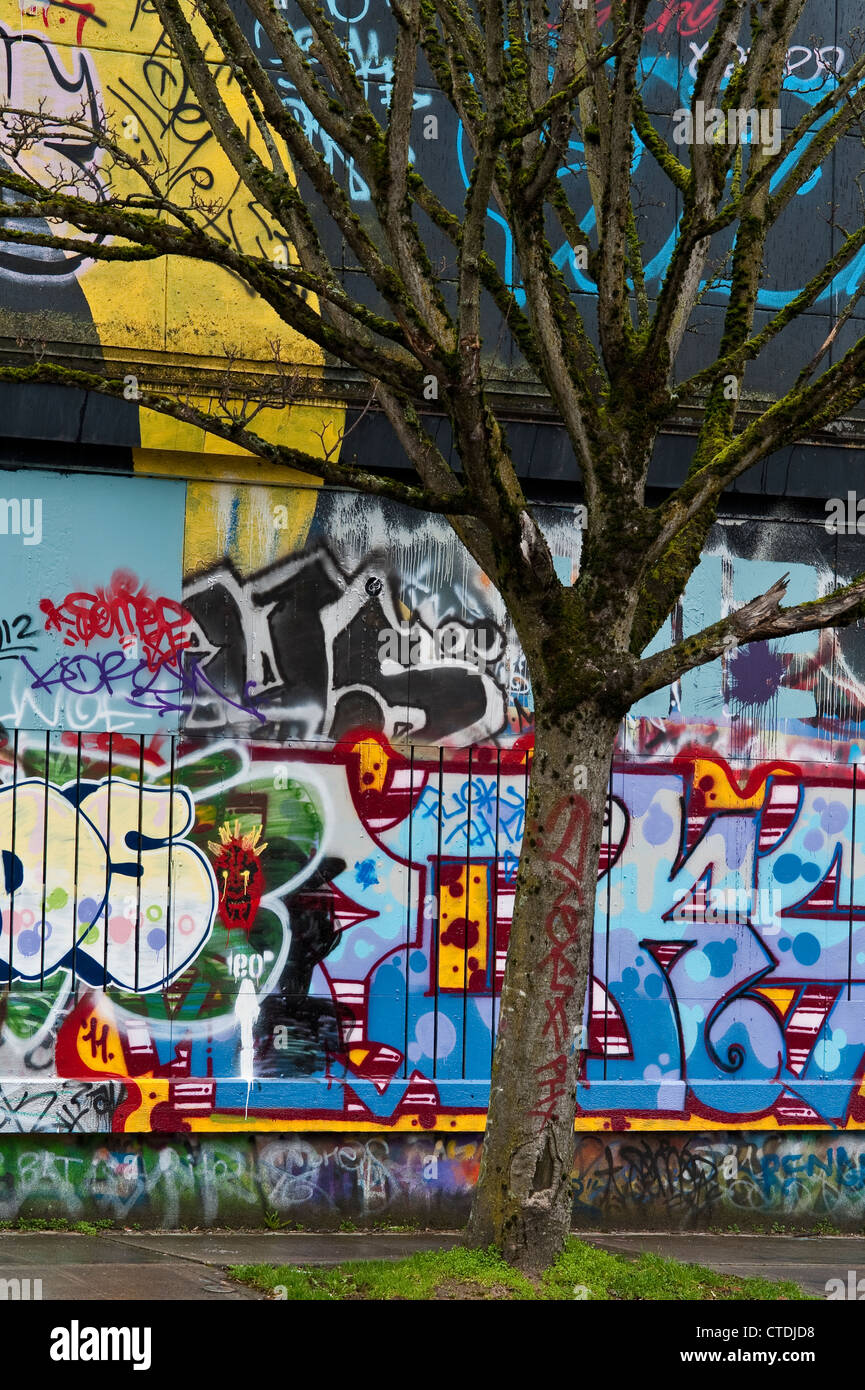 Graffiti street scene with tree hi-res stock photography and images - Alamy
