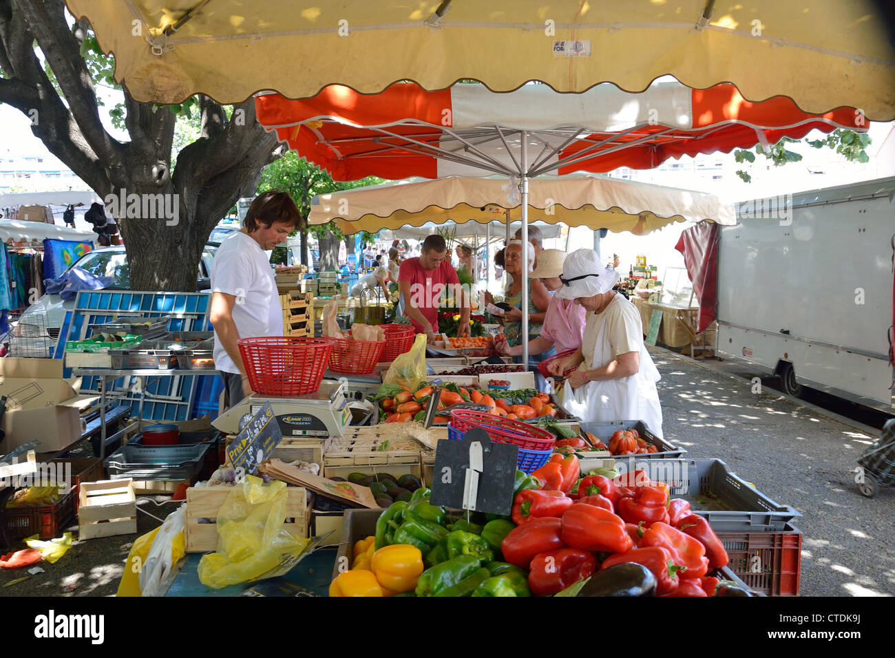 Outdoor food market, Cité Marchande, Cagnes-sur-Mer, Côte d'Azur ...